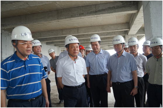 萬勇市長調(diào)研漢江大道商務(wù)區(qū)段工程現(xiàn)場
