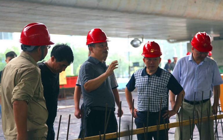 潘杰總經(jīng)理帶隊(duì)檢查商務(wù)區(qū)生態(tài)停車場項(xiàng)目建設(shè)