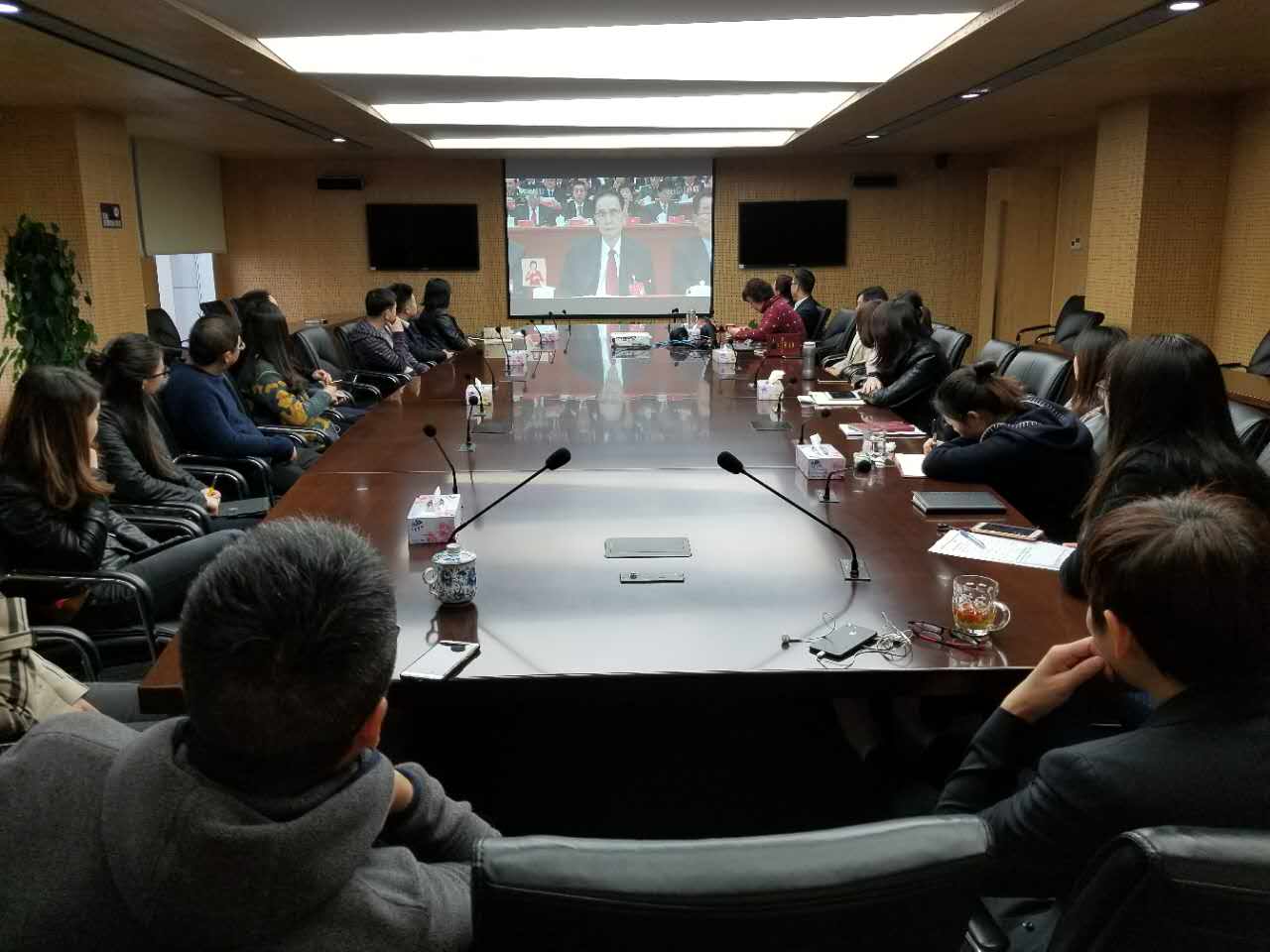 商務區(qū)集團組織黨員干部集中收看黨的十九大開幕式盛況