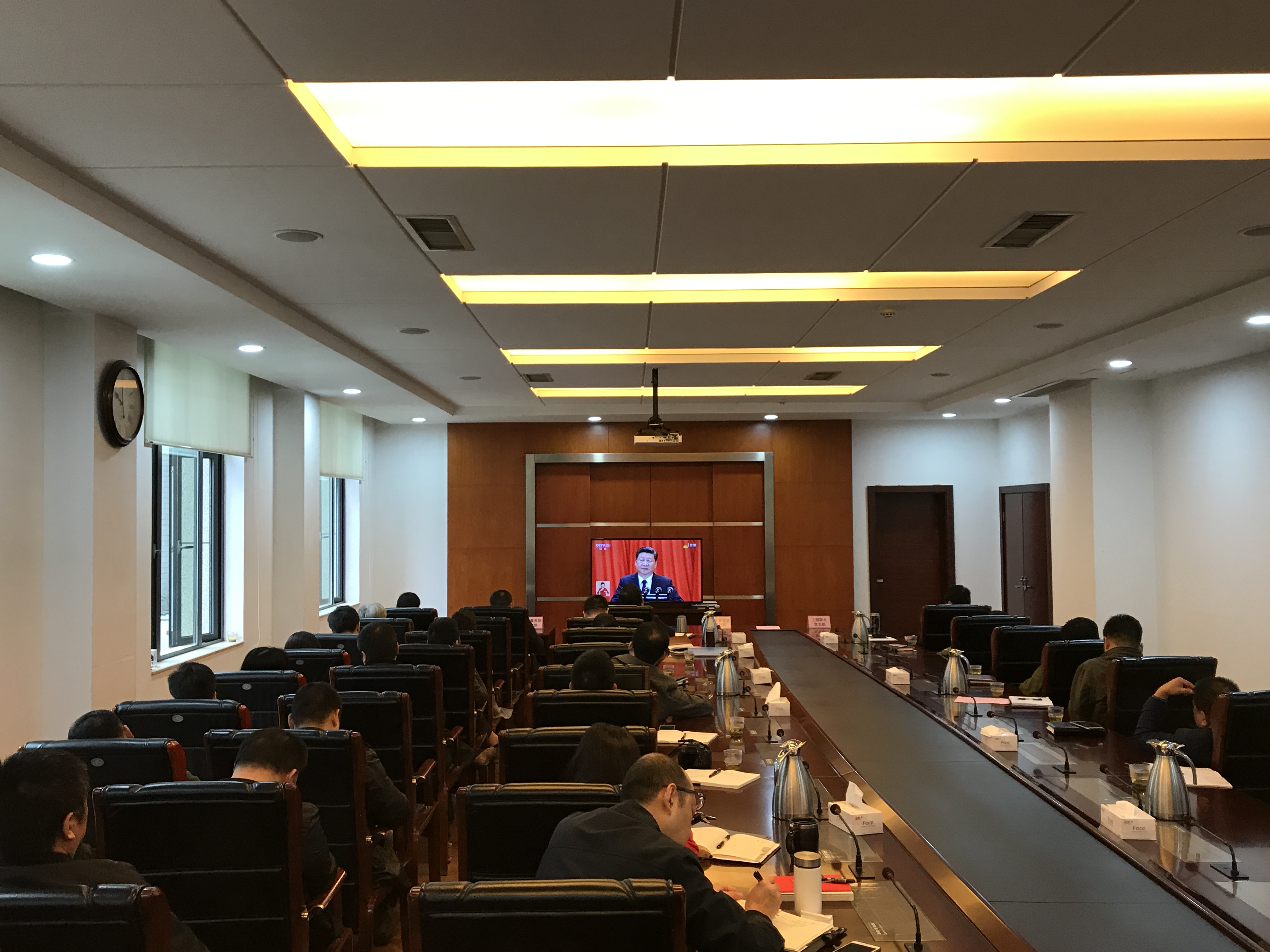 商務區(qū)集團組織黨員干部集中收看黨的十九大開幕式盛況