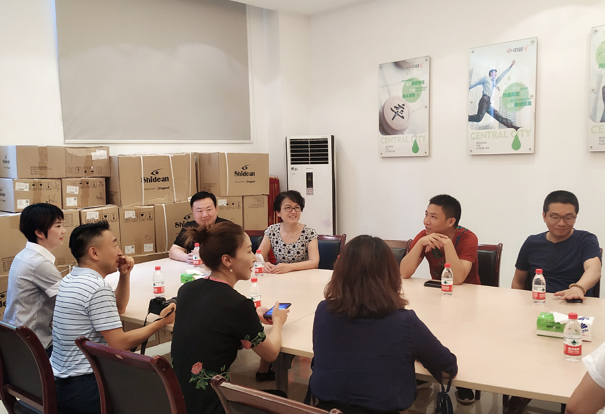 商務(wù)區(qū)集團(tuán)所屬中城公司組織開展“酷暑送清涼”慰問活動(dòng)
