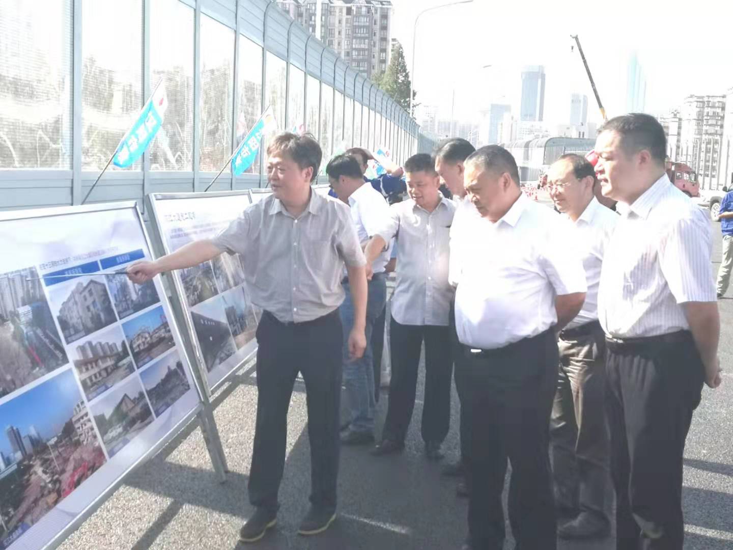 張文彤副市長(zhǎng)率隊(duì)檢查軍運(yùn)會(huì)保障通道漢江大道商務(wù)區(qū)段建設(shè)進(jìn)展