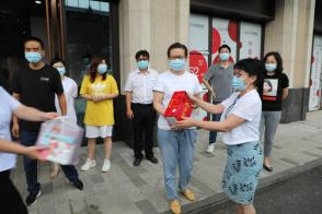酷暑送清涼 關懷沁人心 --商務區(qū)集團所屬中城公司組織開展夏季高溫慰問活動