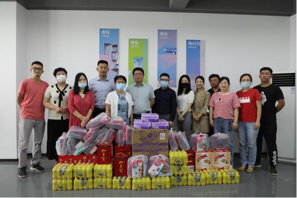 酷暑送清涼 關懷沁人心 --商務區(qū)集團所屬中城公司組織開展夏季高溫慰問活動