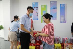酷暑送清涼 關懷沁人心 --商務區(qū)集團所屬中城公司組織開展夏季高溫慰問活動