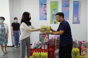酷暑送清涼 關懷沁人心 --商務區(qū)集團所屬中城公司組織開展夏季高溫慰問活動