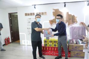 酷暑送清涼 關懷沁人心 --商務區(qū)集團所屬中城公司組織開展夏季高溫慰問活動