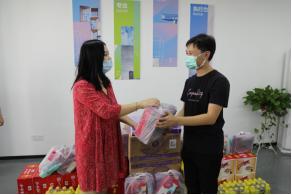 酷暑送清涼 關懷沁人心 --商務區(qū)集團所屬中城公司組織開展夏季高溫慰問活動