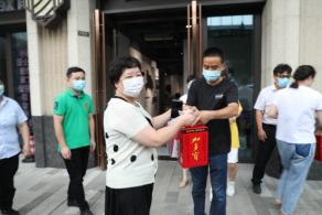 酷暑送清涼 關懷沁人心 --商務區(qū)集團所屬中城公司組織開展夏季高溫慰問活動