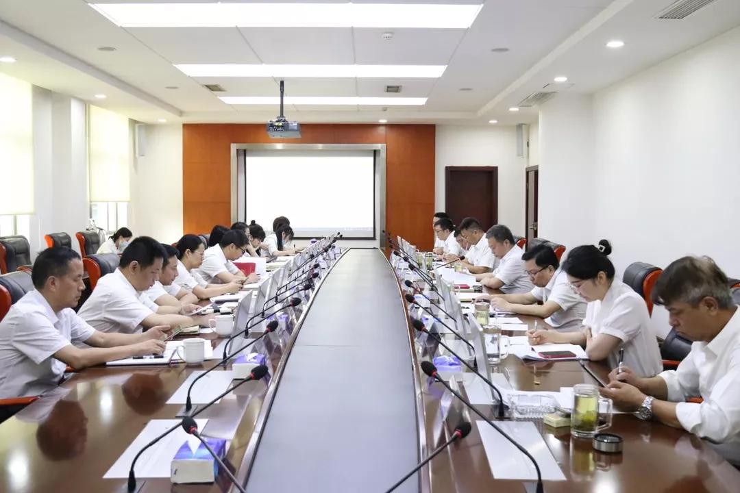 以史為鑒，開創(chuàng)未來｜商務(wù)區(qū)集團(tuán)黨委學(xué)習(xí)習(xí)近平總書記在慶祝中國共產(chǎn)黨成立100周年大會(huì)上的重要講話  武漢中央商務(wù)區(qū)集團(tuán)  2021-07-09 14:20 圖片 為掀起學(xué)習(xí)貫徹習(xí)近平總書記“七一”重要講話熱潮，7月8日上午，商務(wù)區(qū)集團(tuán)黨委召開理論學(xué)習(xí)中心組（擴(kuò)大）學(xué)習(xí)會(huì)議，集中研學(xué)習(xí)近平總書記在慶祝中國共產(chǎn)黨成立100