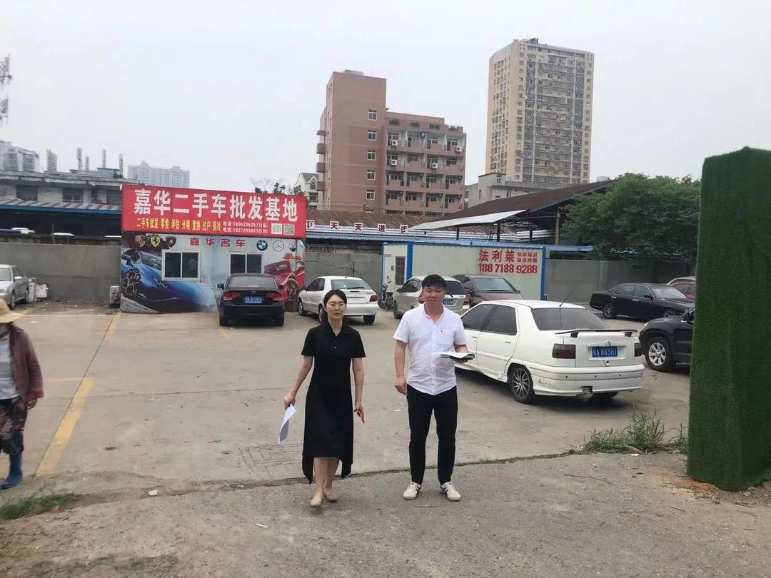 商務(wù)區(qū)集團(tuán)領(lǐng)導(dǎo)端午期間深入地塊工地督導(dǎo)檢查創(chuàng)文創(chuàng)衛(wèi)整治工作
