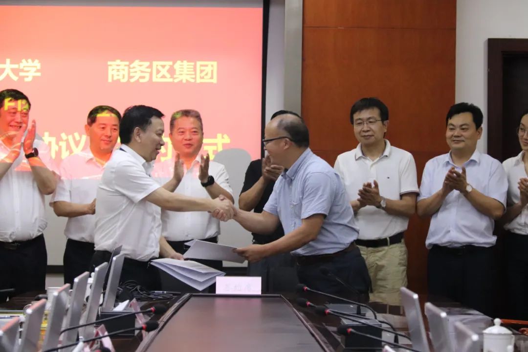 商務(wù)區(qū)集團(tuán)、城市服務(wù)集團(tuán)與武漢輕工大學(xué)簽署校企合作框架協(xié)議